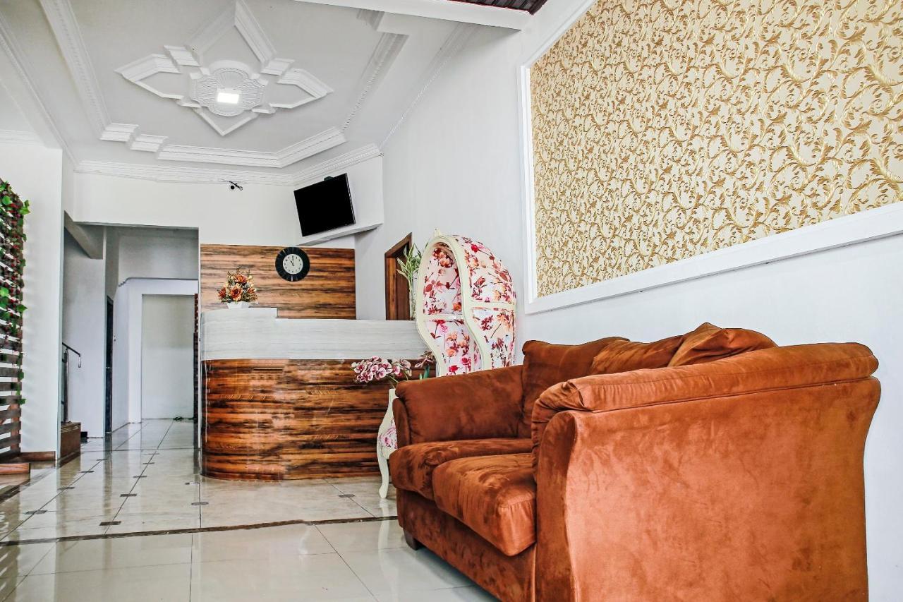 Oyo 90221 Makarim Guest House Syariah Pangkalanbuun Εξωτερικό φωτογραφία