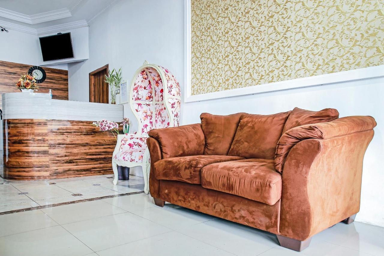 Oyo 90221 Makarim Guest House Syariah Pangkalanbuun Εξωτερικό φωτογραφία